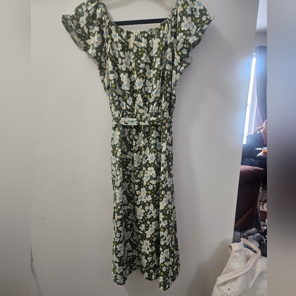 Monteau sz.M Floral olive green midi dress with front split and tie waist. - Picture 8 of 10